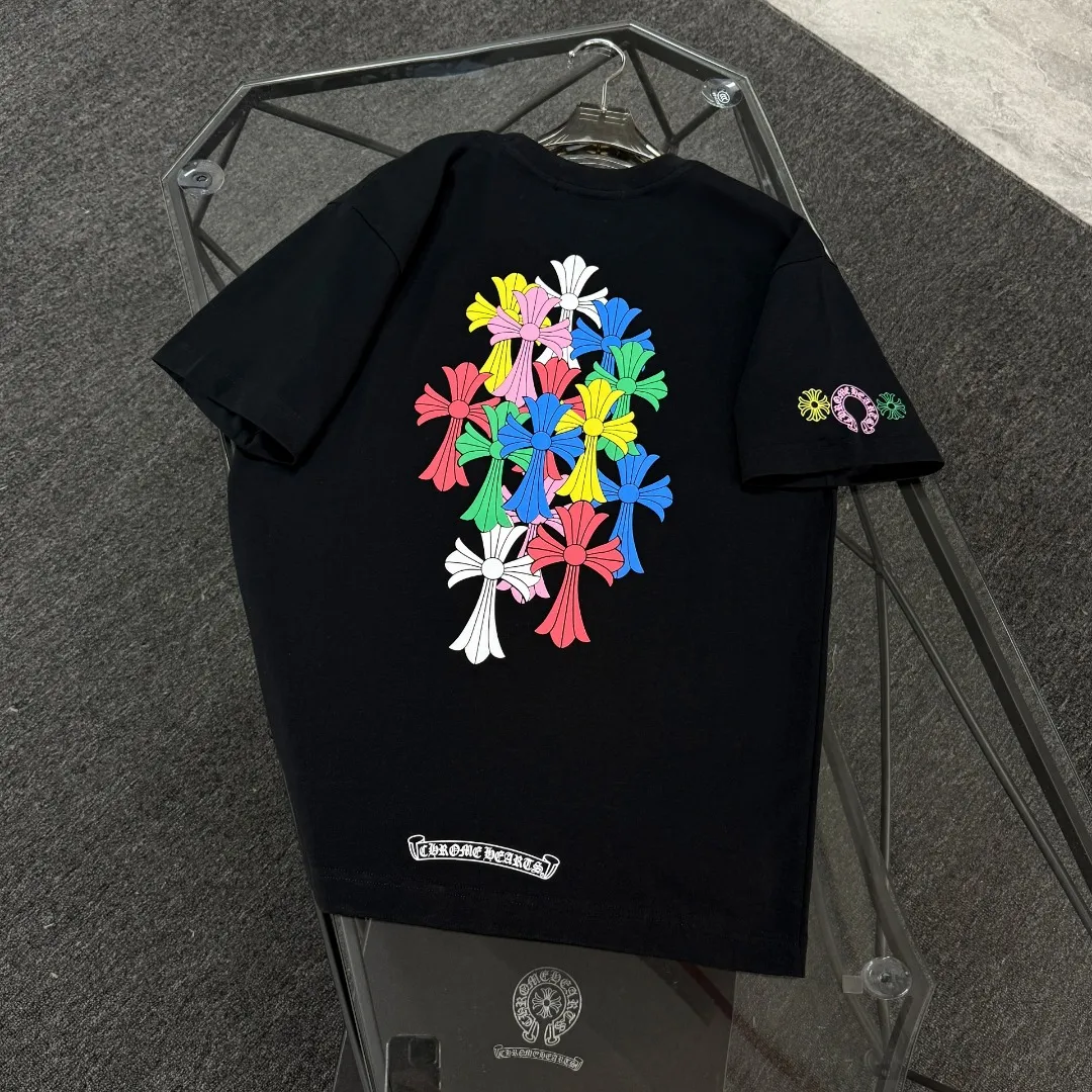 P180 Chrome Hearts Chrome Hearts 25 high version. The fabric is made of 300 grams of high-density pure cotton. It does not deform or shrink. It has three labels. It is the same style for men and women. Technology: suede foam printing. Color: white black. SIZE: S-XL.